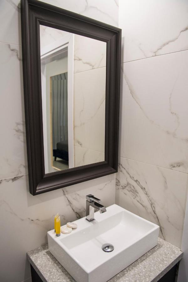 Skin Suites-Luxury Living Nikosia Bagian luar foto